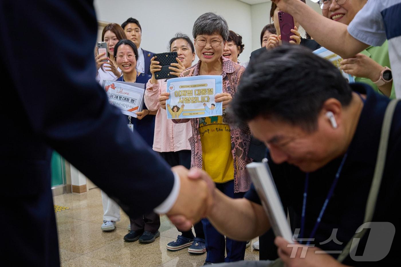 본문 이미지 - 이재명 대통령이 지난해 6월 25일 전남 고흥군 국립소록도병원을 찾아 병원 관계자들과 인사를 나누던 모습. (이재명 대통령 SNS. 재판매 및 DB 금지) 2025.6.26 ⓒ 뉴스1 이재명 기자