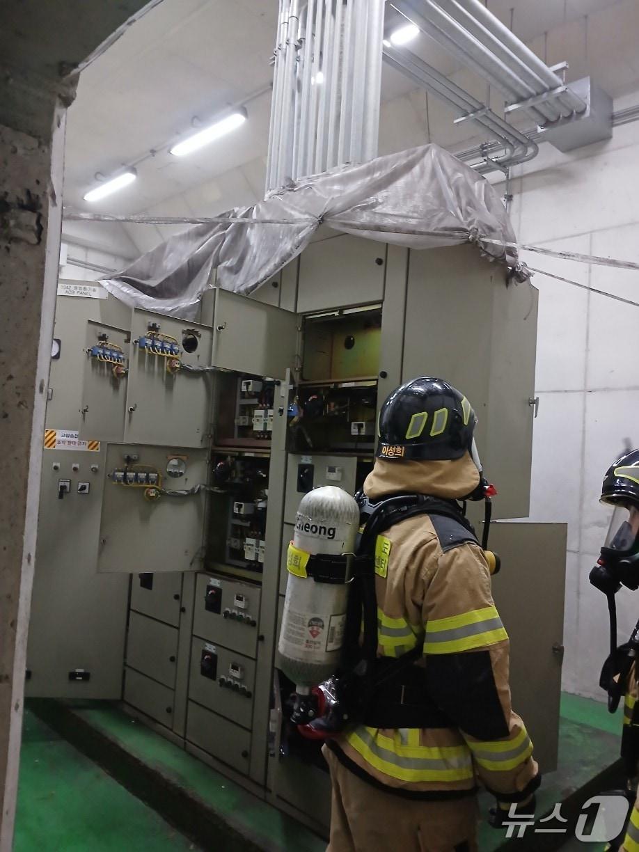 본문 이미지 - 26일 오전 4시 13분쯤 인천지하철 1호선 테크노파크역~지식정보단지역 사이 지하 1층 환기실에서 화재가 발생했다.(인천소방본부 제공)2025.6.26/뉴스1