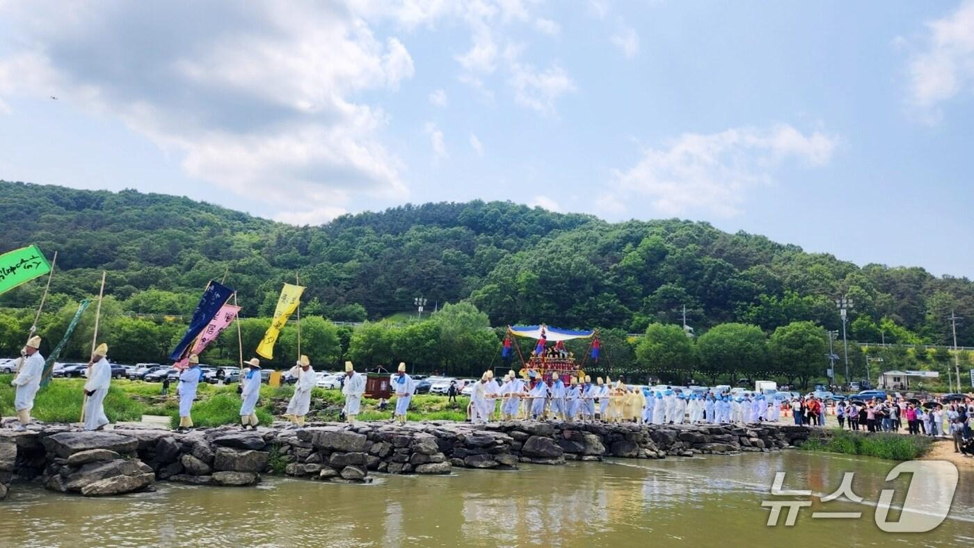 충북 진천군의 '생거진천 농다리 축제'에서 상여다리건너기를 시연하고 있다.(진천군 제공, 재판매 및 DB금지)/뉴스1