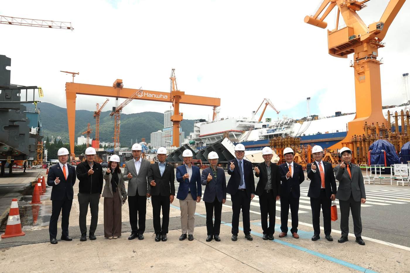 한화오션 거제사업장을 방문한 태국 해군 대표단이 기념사진을 찍고 있다(한화오션 제공)