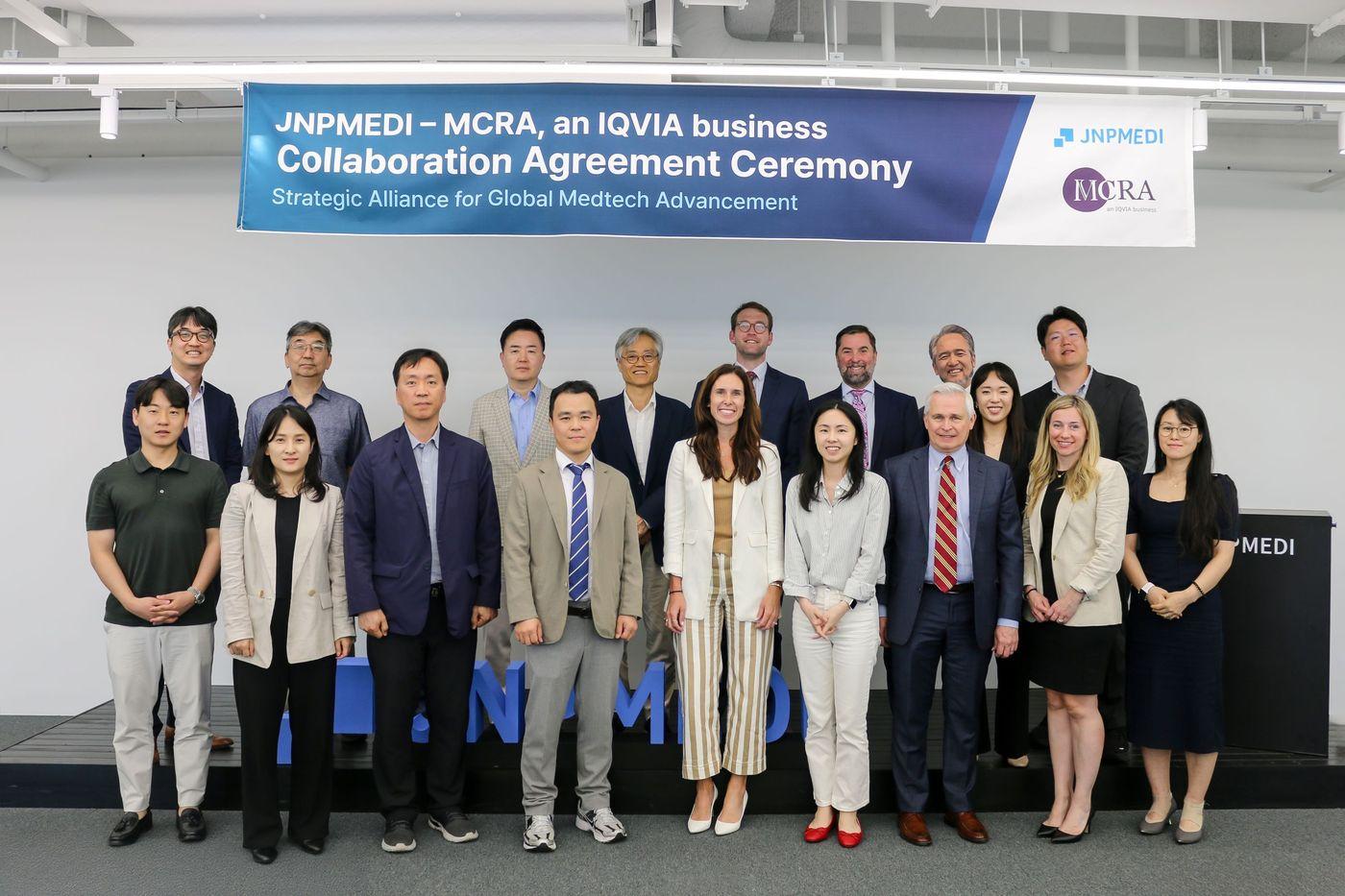  제이앤피메디 정권호 대표, 이재현 실장, 이승미 전무, MCRA 알리사 하워드 사업개발 부사장, IQVIA 켈리 케네디 메드테크 부문 부사장 외 13명이 양사 협력 기반 첫 실무 워크숍 기념 사진 촬영을 하고 있다. &#40;제이앤피메디 제공&#41;