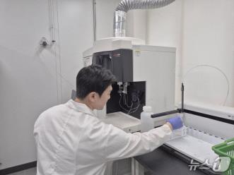 본문 이미지 - 미국 ERA 주관 국제숙련도 시험에서 서울물재생시설공단 연구소 직원이 실험에 참여하고 있다.(서울시 제공)