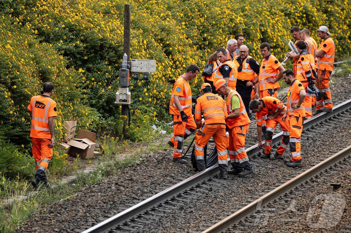 25일(현지시간) 프랑스 북부 릴의 몽드테르역에서 프랑스 국영 철도회사 SNCF 직원들이 약 600m 길이의 구리 케이블이 도난당한 현장을 점검하고 있다. 2025.06.25 ⓒ AFP=뉴스1 ⓒ News1 김지완 기자