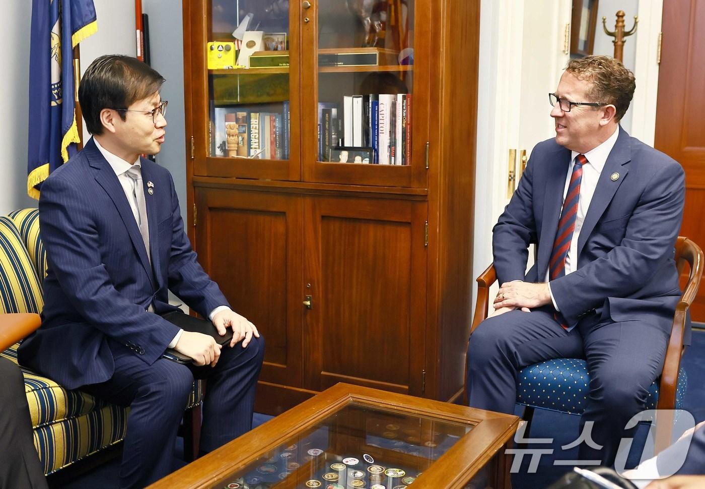 여한구 산업통상자원부 통상교섭본부장이 25일(현지시간) 미국 워싱턴 D.C, 미국 의회 에이드리언 스미스 하원 세입위원회 무역소위 위원장과 면담을 나누고 있다. (산업통상자원부 제공. 재판매 및 DB 금지) 2025.6.26/뉴스1