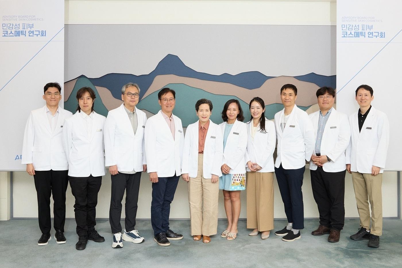 에스트라(AESTURA)는 지난 24일 서울 강남구 안다즈 호텔에서 '민감성 피부 코스메틱 연구회'를 공식 발족하고 첫 행사를 진행했다.(에스트라제공)