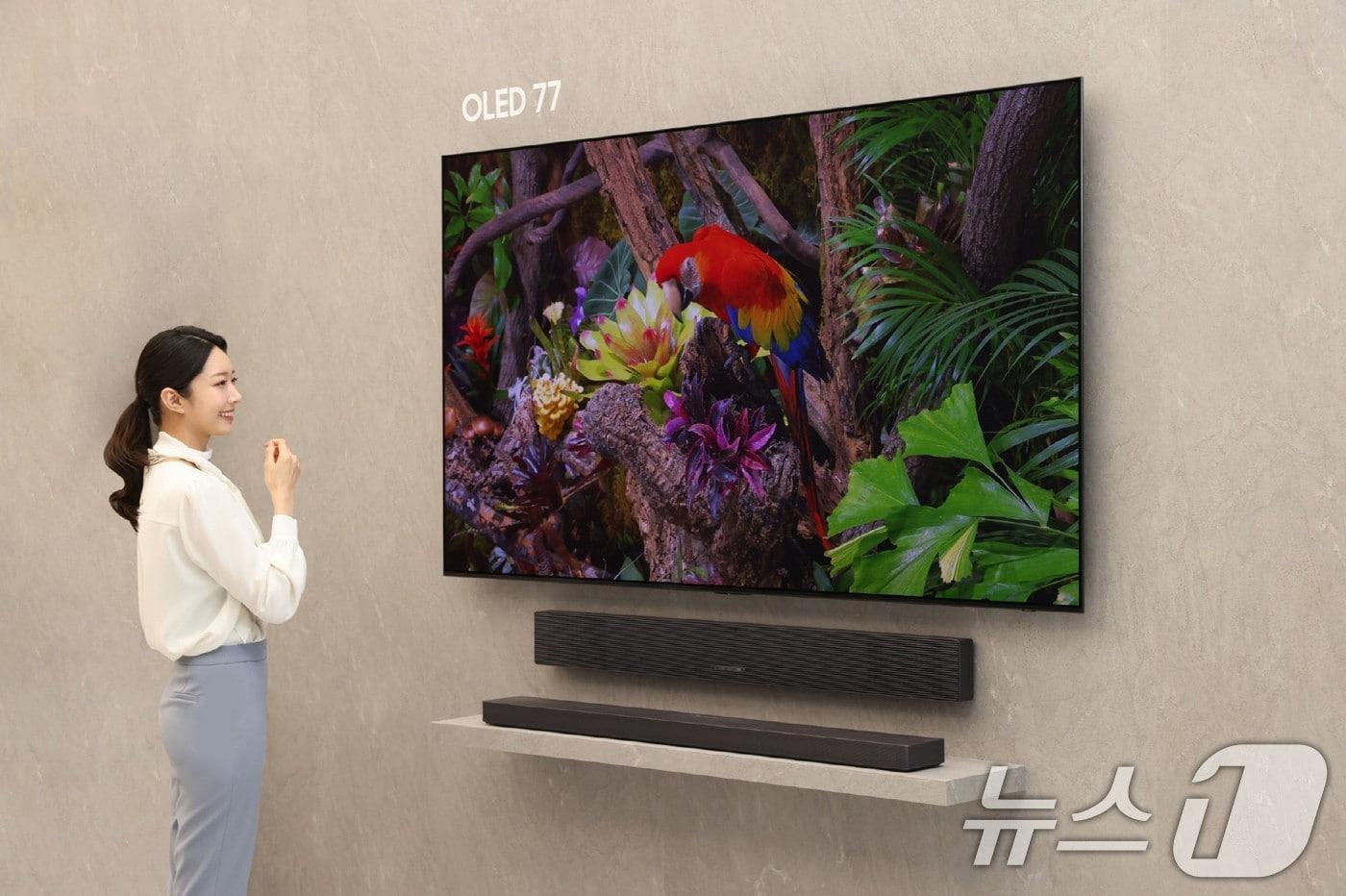 삼성전자가 26일부터 2025년형 삼성 OLED TV의 신규 광고 캠페인을 시작하며 OLED TV 시장 공략을 강화한다고 밝혔다. 삼성전자 모델이 2025년형 삼성 OLED의 선명한 화질을 체험하고 있다. &#40;삼성전자 제공. 재판매 및 DB 금지&#41; 2025.6.26/뉴스1