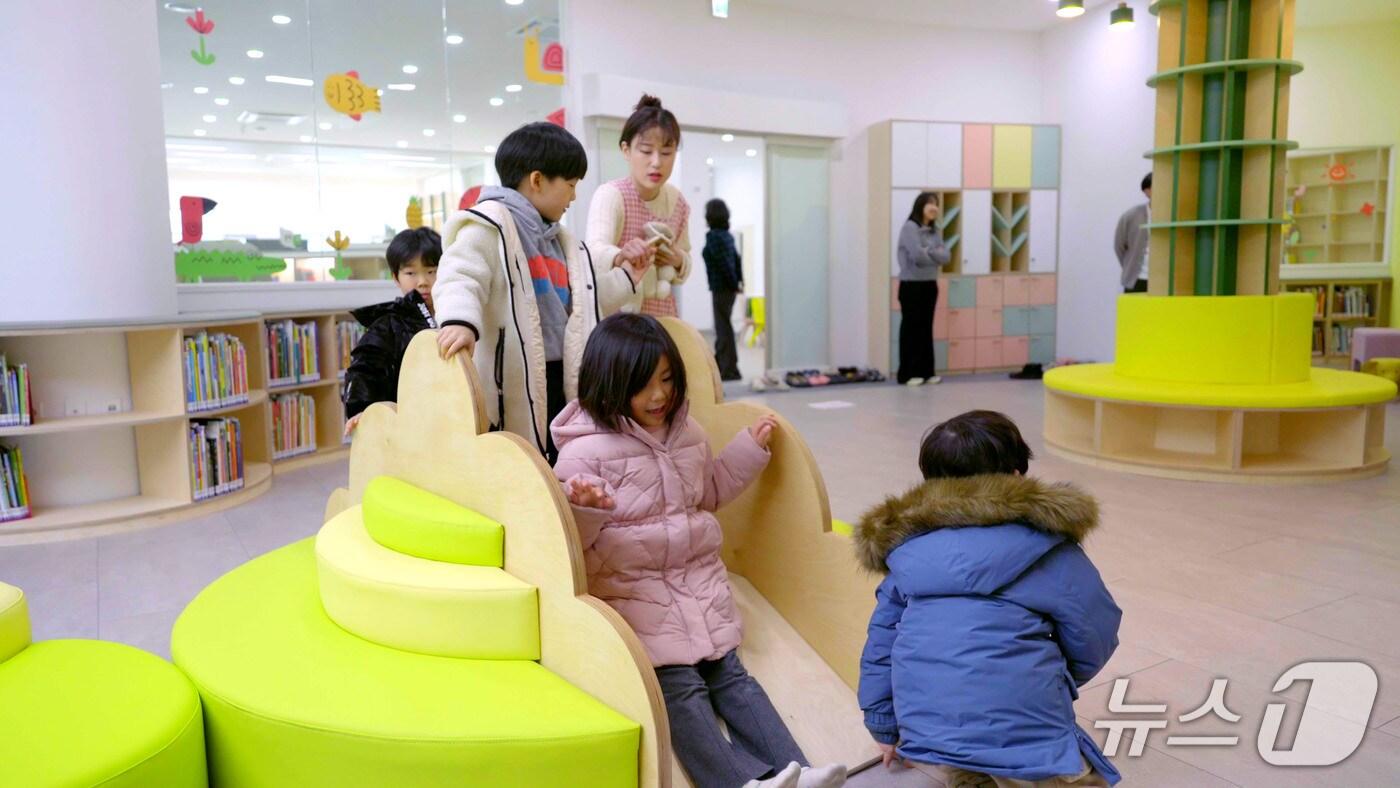 충북 괴산군립도서관에서 어린이들이 책을 보며 놀고 있다.(괴산군 제공, 재판매 및 DB금지)/뉴스1