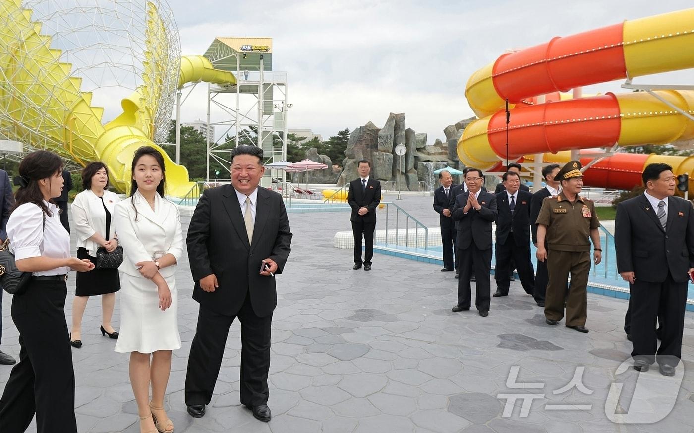 &#40;평양 노동신문=뉴스1&#41; =김정은 북한 노동당 총비서가 지난 6월 24일 아내 리설주, 딸 주애와 함께 원산갈마해안관광지구를 방문한 모습. 리설주 여사가 이탈리아 명품 브랜드 &#39;구찌&#39; 가방을 착용해 큰 화제가 됐다. [국내에서만 사용가능. 재배포 금지. DB 금지. For Use Only in the Republic of Korea. Redistribution Prohibited] rodongphoto@news1.kr