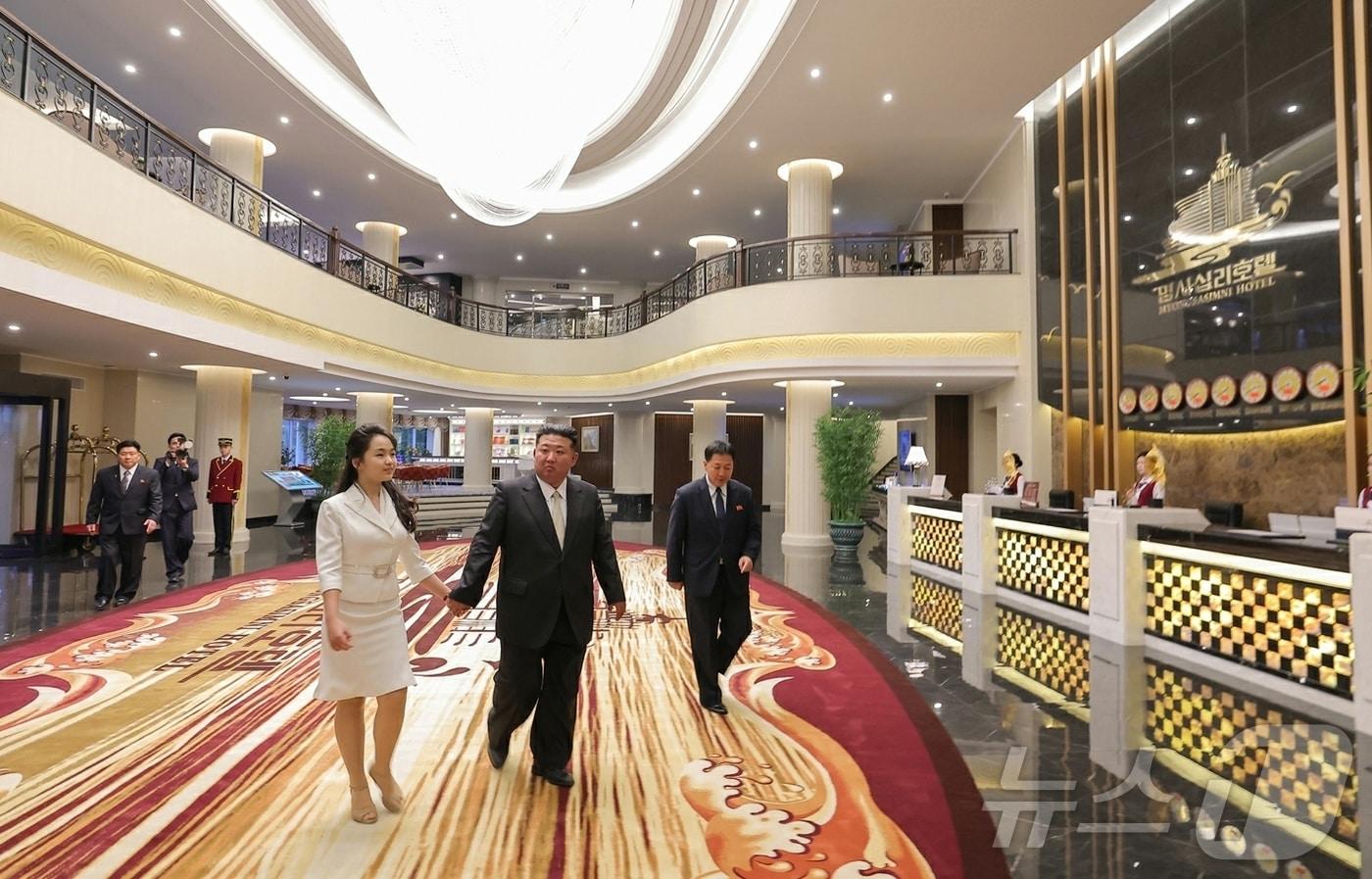 &#40;평양 노동신문=뉴스1&#41; =북한 노동당 기관지 노동신문은 26일 &#34;세계를 앞서나가려는 우리 인민의 애국적 열정을 배가해주는 긍지스럽고 고무적인 창조물인 원산갈마해안관광지구 준공식이 6월 24일에 성대히 진행됐다&#34;라고 보도했다. 행사에는 리설주 여사와 딸 주애가 동행했다. [국내에서만 사용가능. 재배포 금지. DB 금지. For Use Only in the Republic of Korea. Redistribution Prohibited] rodongphoto@news1.kr