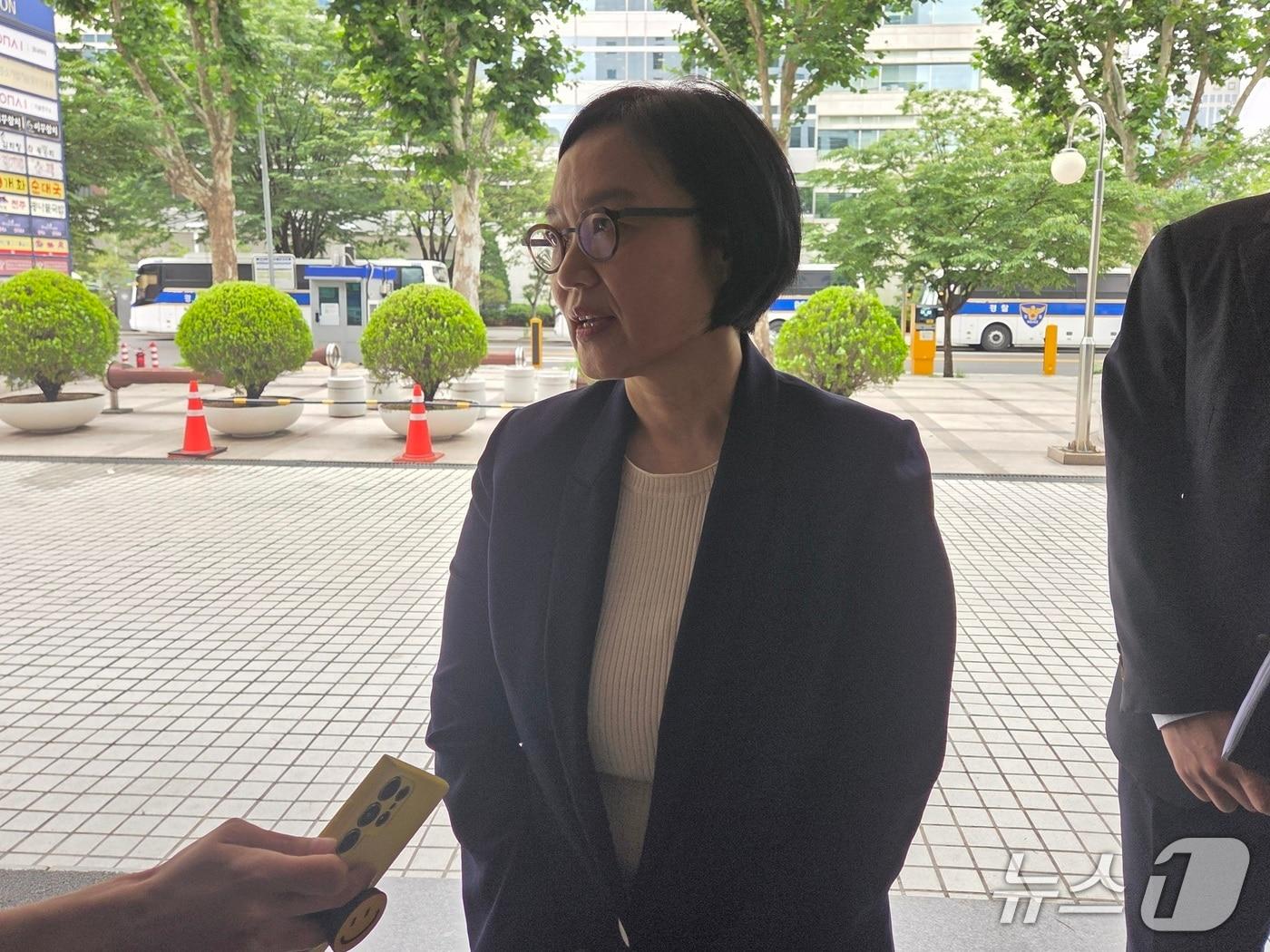 본문 이미지 - 한성숙 중소벤처기업부 장관 후보자가 26일 인사청문회준비단 사무실에 출근하며 기자들과 만나 이야기를 하고 있다.2025.6.26 ⓒ뉴스1 이정후 기자