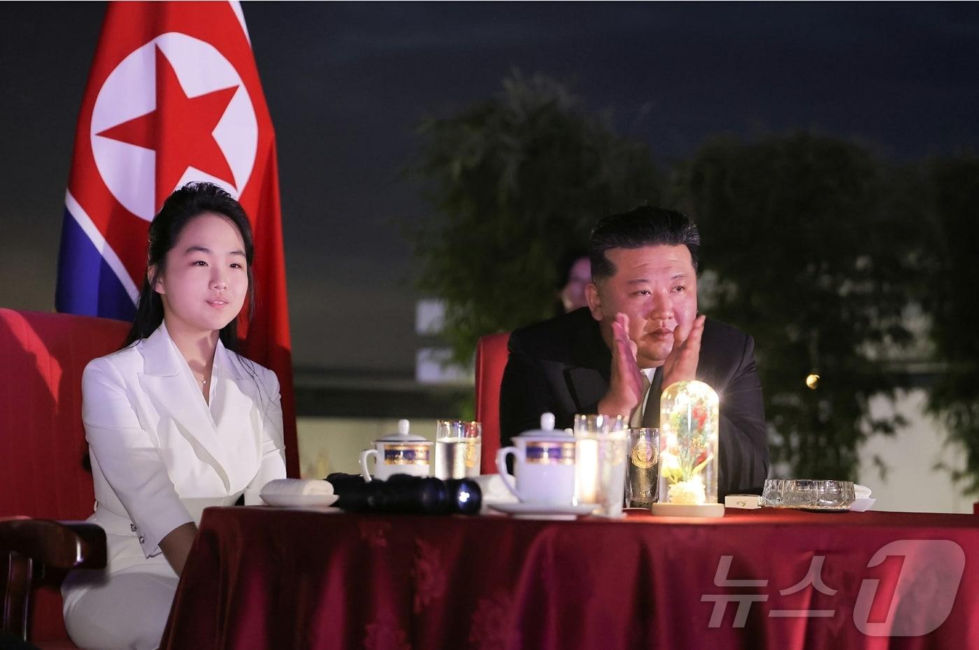 &#40;평양 노동신문=뉴스1&#41; = 김정은 북한 노동당 총비서와 딸 주애. [국내에서만 사용가능. 재배포 금지. DB 금지. For Use Only in the Republic of Korea. Redistribution Prohibited] rodongphoto@news1.kr