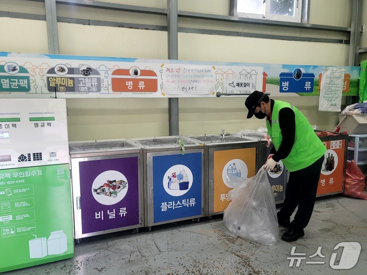 본문 이미지 - 제주시가 오는 7월 1일부터 관내 재활용도움센터 100개소에 총 401명의 도우미 인력을 신규 배치한다./뉴스1 