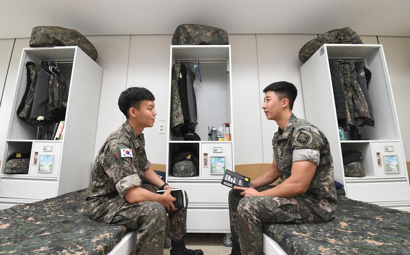 병사들이 생활관에서 대화를 나누고 있는 모습.&#40;국방일보 제공&#41;