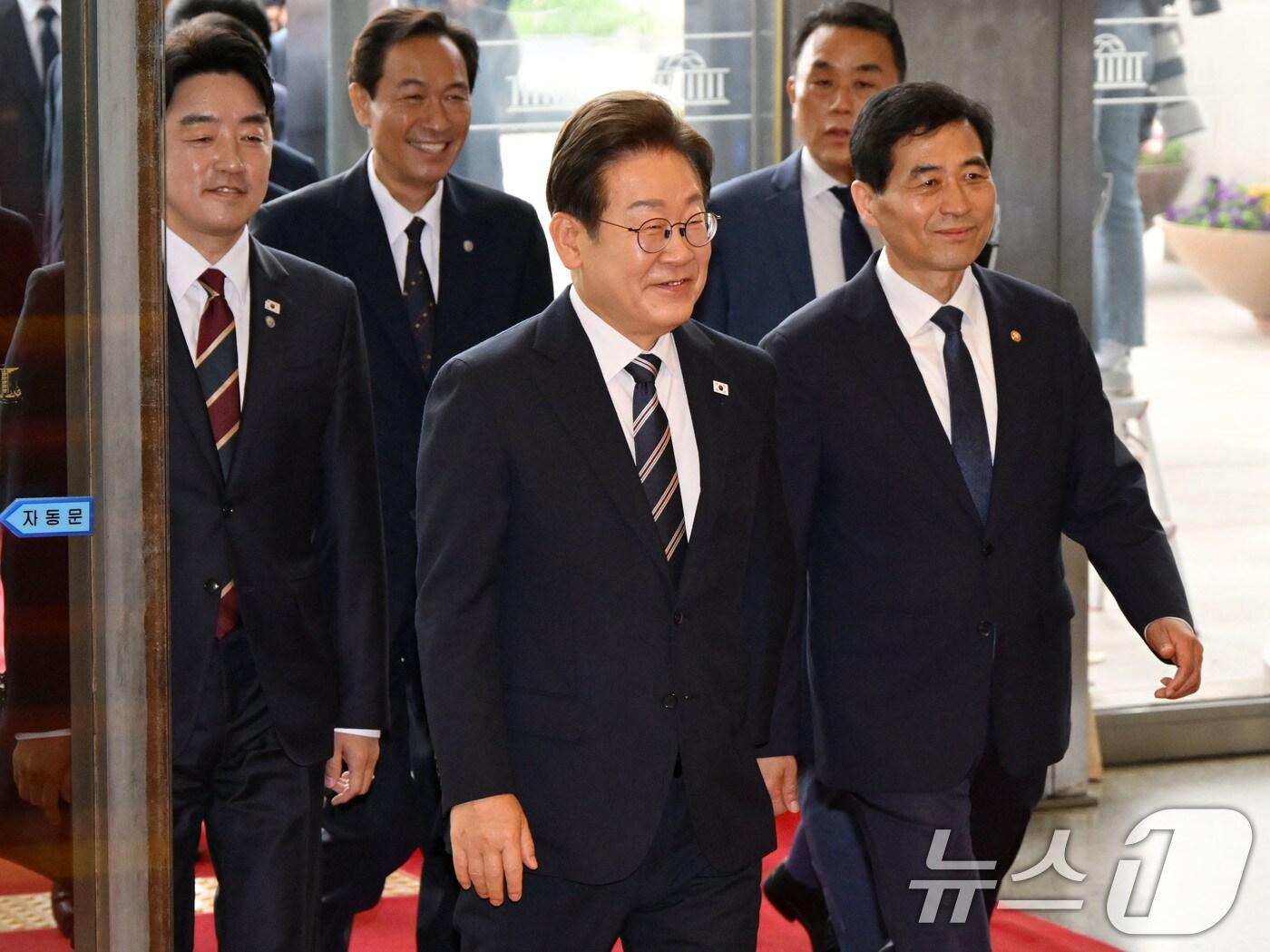 본문 이미지 - 이재명 대통령이 26일 취임 이후 첫 추가경정예산안 시정연설을 위해 서울 여의도 국회에 도착하고 있다. 2025.6.26/뉴스1 ⓒ News1 국회사진기자단