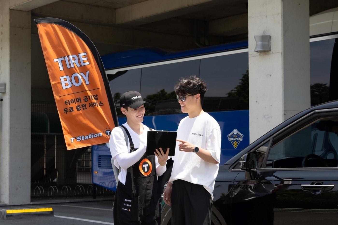한국타이어앤테크놀로지가 야구장을 찾은 관람객을 대상으로 타이어 안전 점검 이벤트 '타이어 보이'를 진행하는 모습<자료사진>(한국타이어 제공). 2025.06.26.