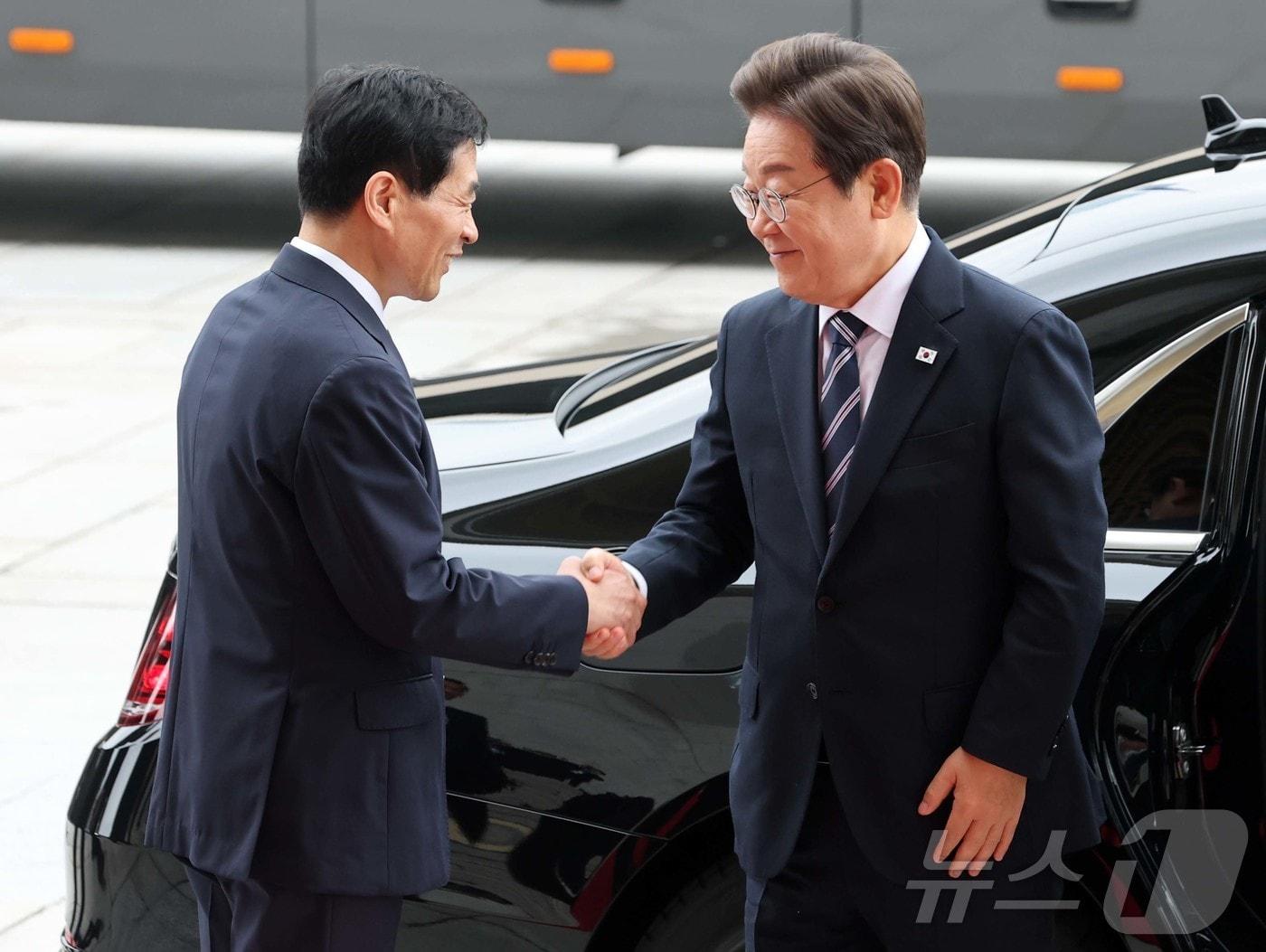 본문 이미지 - 이재명 대통령이 26일 서울 여의도 국회에서 시정연설을 하기 위해 도착해 김민기 국회 사무총장과 인사를 나고 있다. 2026.06.26 ⓒ News1 국회사진기자단