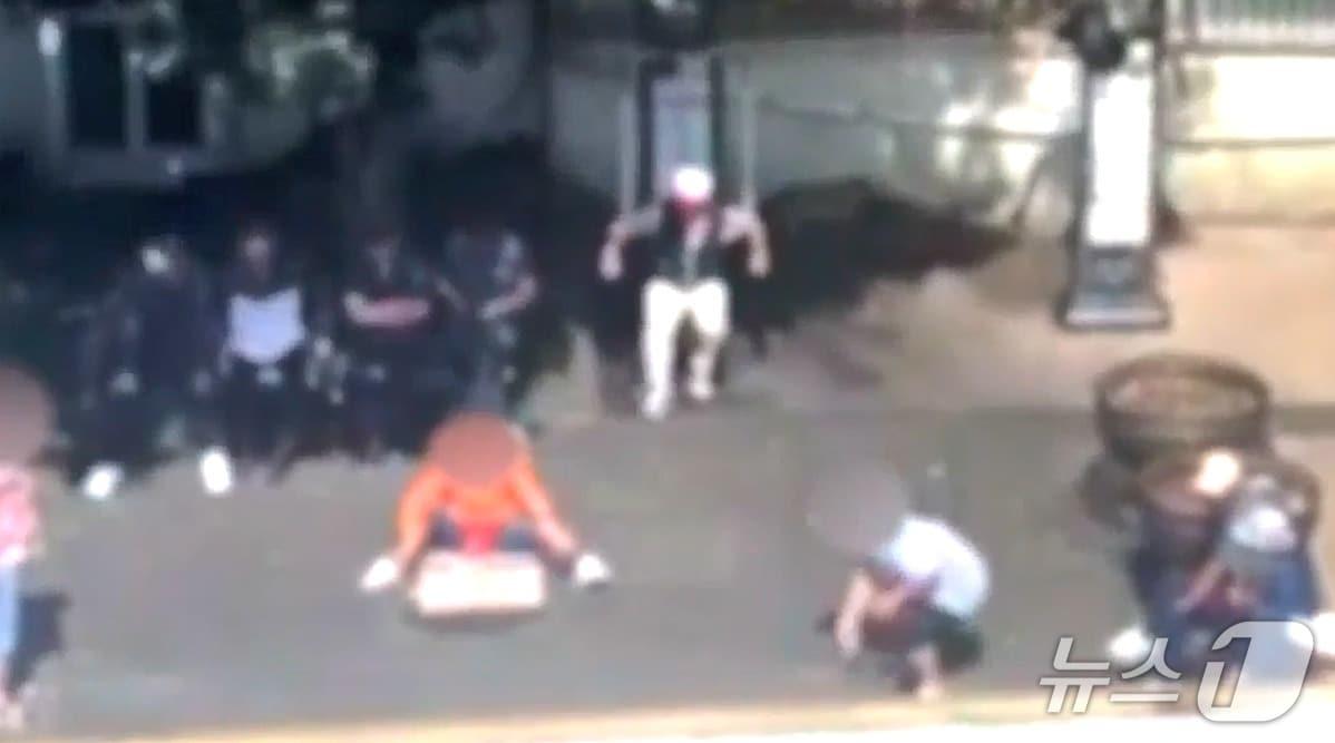 본문 이미지 - 제주 서귀포 매일올레시장 내 공원에서 벌어진 상습 윷놀이 도박판.(서귀포경찰서 제공. 재판매 및 DB 금지)