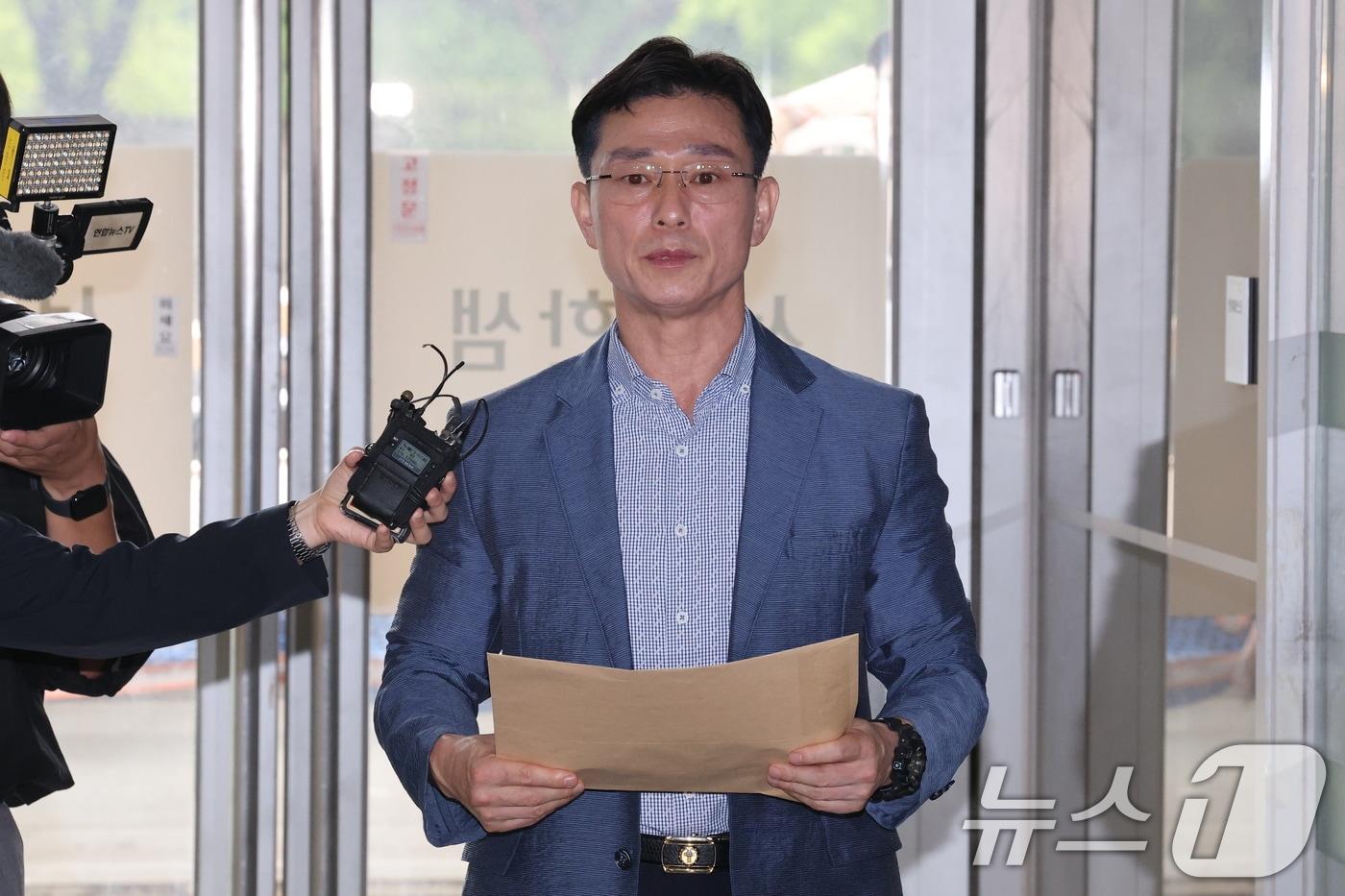 임성근 전 해병대 1사단장이 26일 이명현 순직해병 특검과 면담요청을 위해 서초구 특검 사무실로 들어서며 취재진 질문에 답하고 있다. 2025.6.26/뉴스1 ⓒ News1 박세연 기자