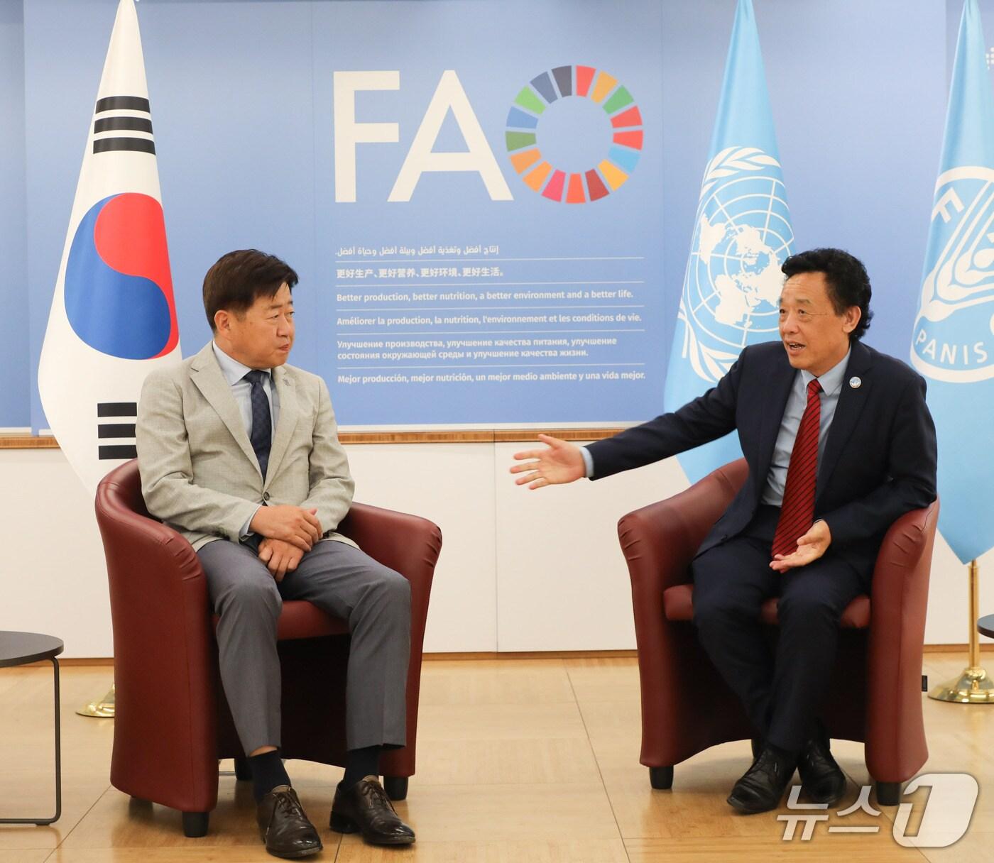 본문 이미지 -  오영훈 제주지사와 큐동유 식량농업기구 사무총장(제주도 제공. 재판매 및 DB금지)/뉴스1