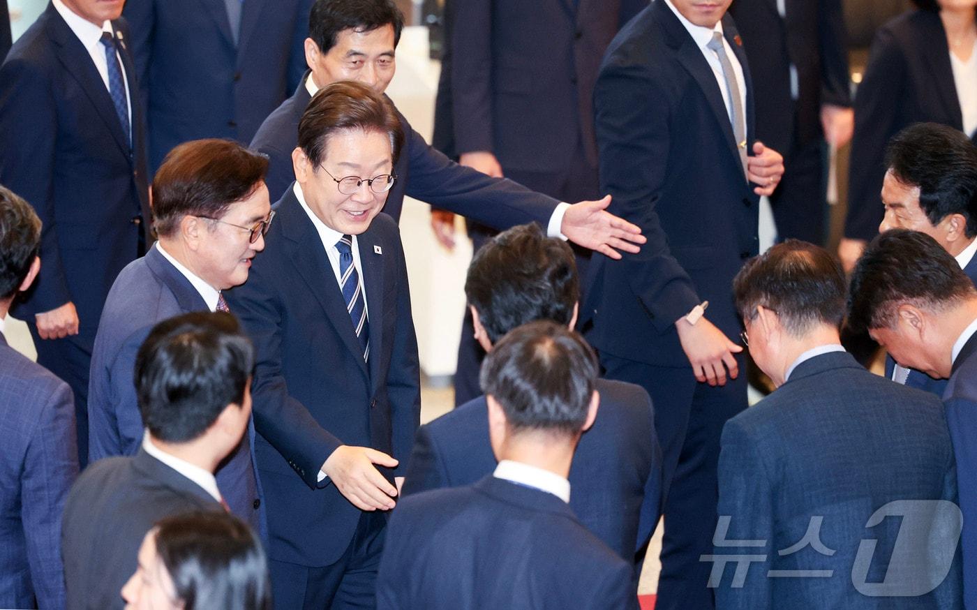 이재명 대통령이 26일 오전 서울 여의도 국회에서 정부의 2차 추가경정예산(추경)안 제출과 관련해 시정연설을 하기 위해 이동하고 있다. 2025.6.26/뉴스1 ⓒ News1 국회사진기자단