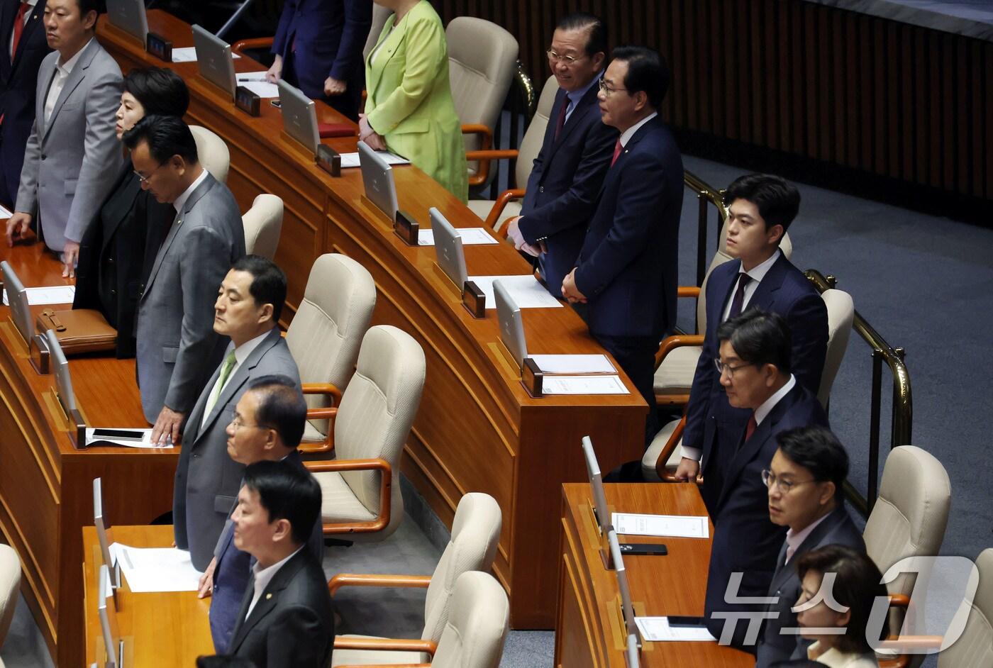 김용태 국민의힘 비상대책위원장과 송언석 원내대표를 비롯한 야당 의원들이 26일 서울 여의도 국회 본회의장에서 시정연설을 하기 위해 입장하는 이재명 대통령을 바라보고 있다. ⓒ News1 국회사진기자단