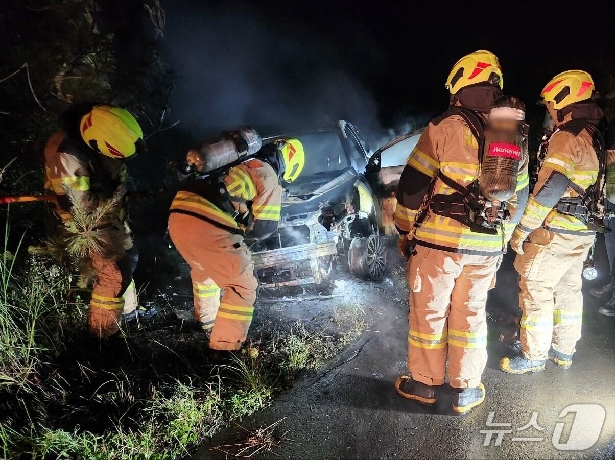 본문 이미지 - 지난 25일 밤 제주시 구좌읍에서 발생한 차량 화재사고.&#40;제주도소방안전본부 제공. 재판매 및 DB 금지&#41;