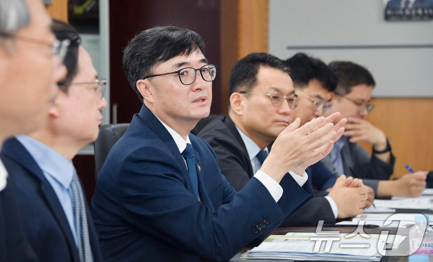 임기근 기획재정부 차관이 26일 서울 영등포구 소상공인연합회에서 열린 &#39;추경 집행 준비 간담회&#39;를 주재하고 있다. &#40;기획재정부 제공. 재판매 및 DB 금지&#41; 2025.6.26/뉴스1