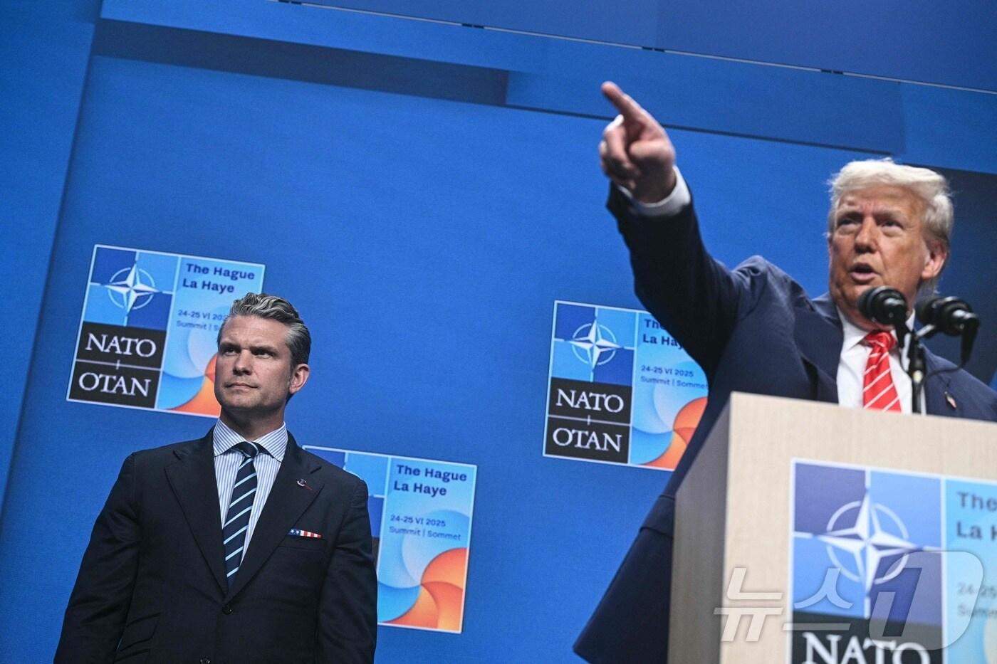 25일&#40;현지시간&#41; 네덜란드 헤이그에서 열린 북대서양조약기구&#40;NATO&#41; 정상회의 후 기자회견에서 도널드 트럼프 미국 대통령&#40;오른쪽&#41;이 기자를 지목하고 있다. ⓒ AFP=뉴스1