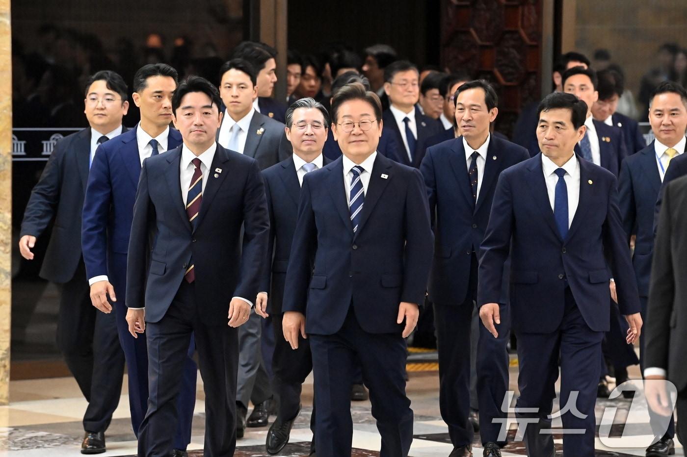 이재명 대통령이 지난 6월  26일 취임 이후 첫 추가경정예산안 시정연설을 마치고 서울 여의도 국회를 나서고 있다. 2025.6.26/뉴스1 ⓒ News1 국회사진기자단