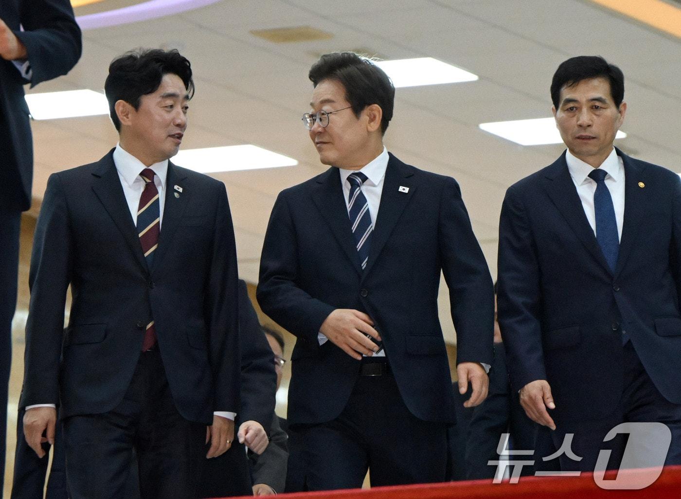 본문 이미지 - 이재명 대통령이 26일 서울 여의도 국회 본회의장에서 취임 이후 첫 추가경정예산안 시정연설을 마치고 강훈식 비서실장과 대화하며 이동하고 있다. 2025.6.26/뉴스1 ⓒ News1 국회사진기자단