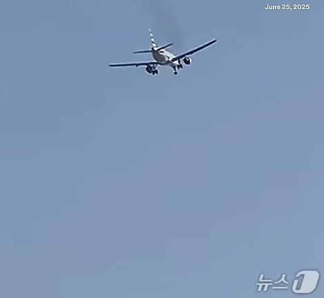 본문 이미지 - 아메리칸 항공 여객기가 연기를 내뿜으며 회항하는 모습. &#40;유튜브 &#39;ABCNews&#39; 갈무리&#41;