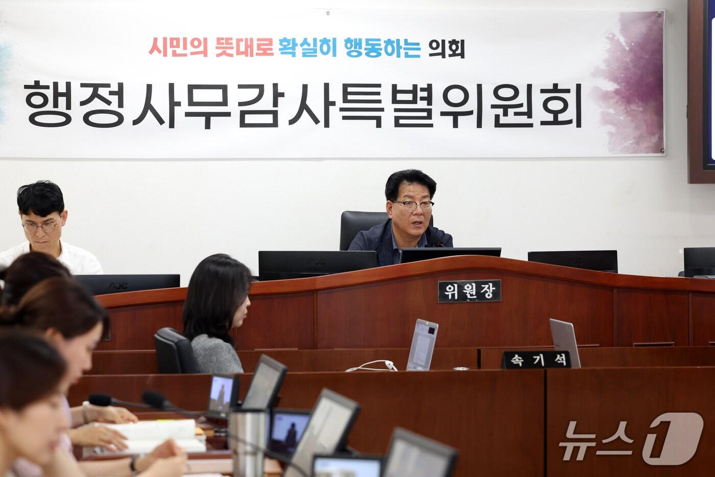 오산시의회 행정사무감사를 진행하고 있는 전도현 위원장(오산시의회 제공)