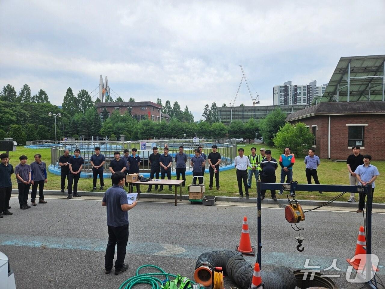 본문 이미지 - 경기 가평군이 공공하수도 근로자를 대상으로 밀폐공간 안전사고 예방훈련을 실시하는 모습.(가평군 제공. 재판매 및 DB 금지)/뉴스1 