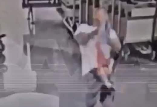 본문 이미지 - 24일(현지시간) 벨라루스 출신의 블라디미르 비트코프(31)가 러시아 모스크바 셰레메티예보 공항에서 아프가니스탄 출신의 생후 18개월 아기인 야즈단을 들어 올려 바닥에 내동댕이치는 모습. <출처=인도 NDTV 유튜브 영상 갈무리>