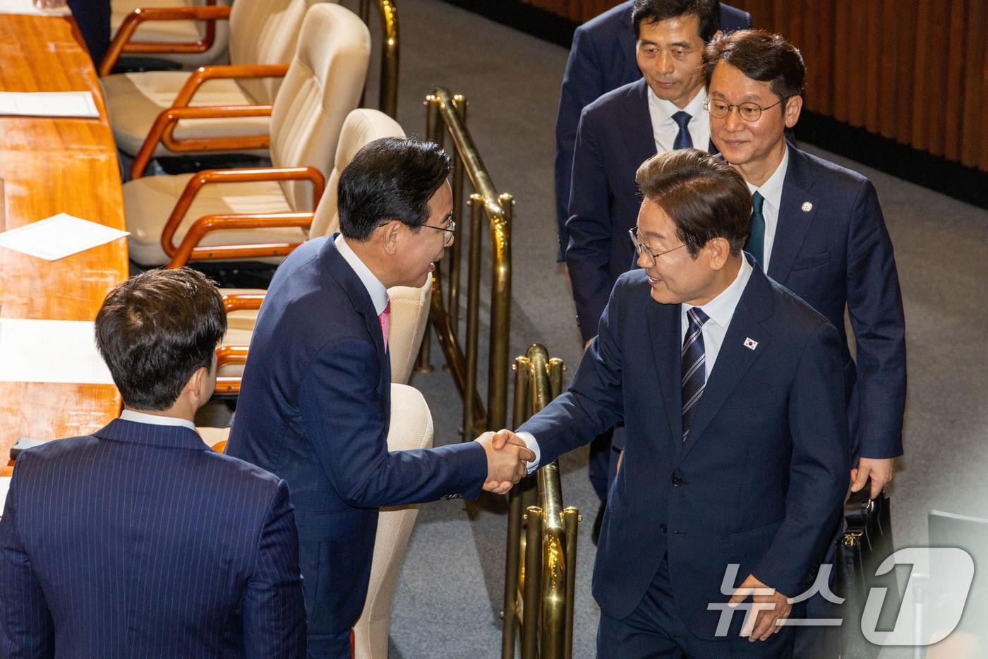 이재명 대통령이 26일 서울 여의도 국회 본회의장에서 2025년도 제2회 추가경정예산안에 대한 정부의 시정연설을 마친 후 송언석 국민의힘 원내대표와 인사나누고 있다. 2025.6.26/뉴스1 ⓒ News1 국회사진기자단