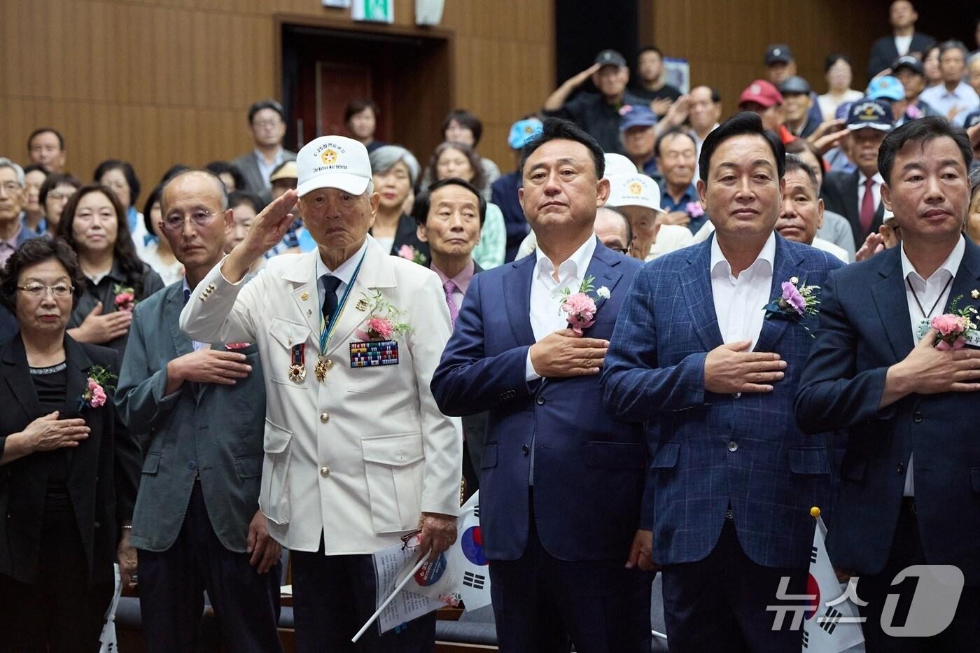  이충우 경기 여주시장&#40;사진 오른쪽에서 세번째&#41;과 국민의힘 김선교 국회의원&#40;오른쪽 에서두번째&#41;이 지난 25일 세종국악당에서 열린 6·25 전쟁 75주년 기념행사에 참석한 모습.&#40;여주시 제공. 재판매 및 DB 금지&#41;/뉴스1