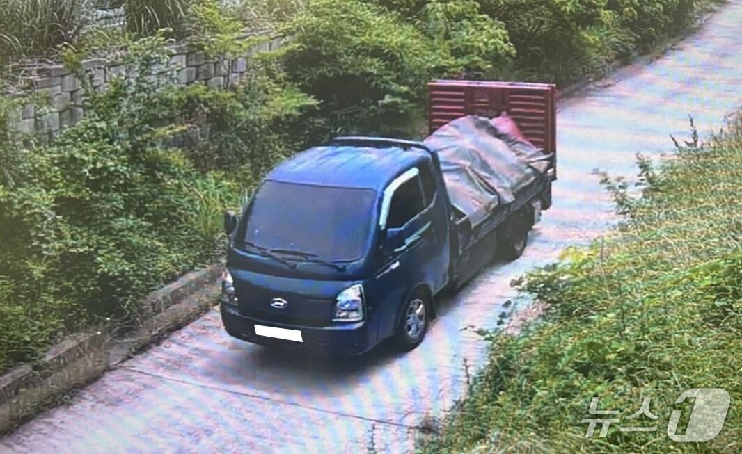 본문 이미지 -  폐기물 불법투기 모습(서귀포시 제공. 재판매 및 DB금지)/뉴스1