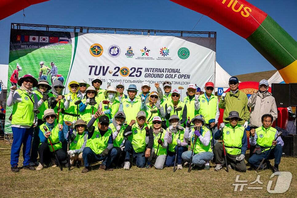 본문 이미지 - ‘2025 몽골 준모드컵 국제 그라운드골프대회’에서 우승을 차지한 이천시그라운드골프협회 소속 선수단 모습.(이천시 제공)