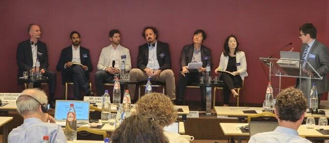 본문 이미지 - ‘한-유럽연합 생성형 인공지능과 저작권 세미나’ 참가자들이 인공지능 시대의 새로운 저작권 민관 협력 모델과 향후 한국과 유럽연합의 협력 방향을 주제로 종합토론을 하고 있다.&#40;제공=문체부&#41;