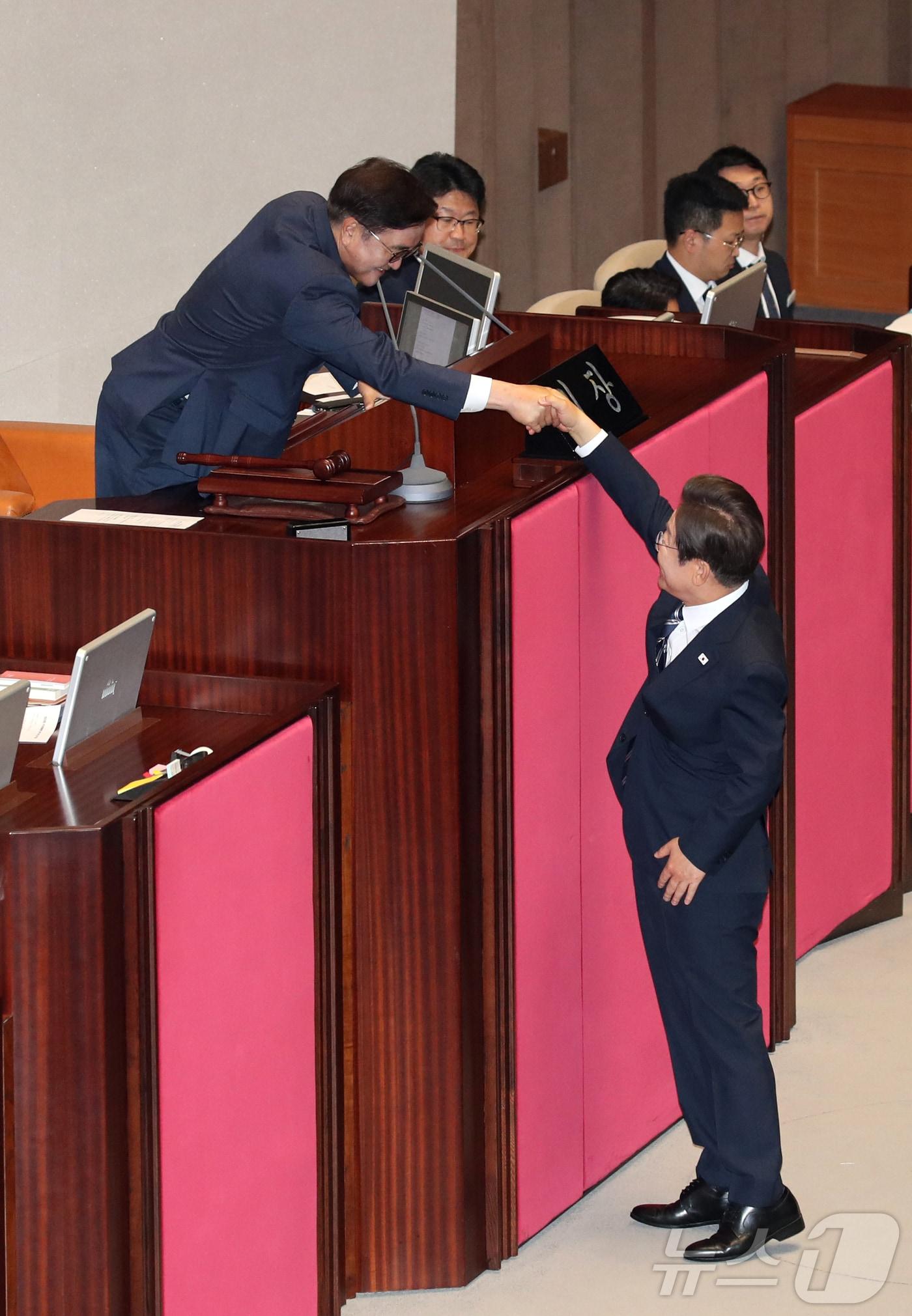 본문 이미지 - 이재명 대통령이 26일 오전 서울 여의도 국회 본회의장에서 2025년도 제2회 추가경정예산안에 대한 정부 시정연설을 마치고 우원식 국회의장과 악수하고 있다. 2025.6.26/뉴스1 ⓒ News1 국회사진기자단