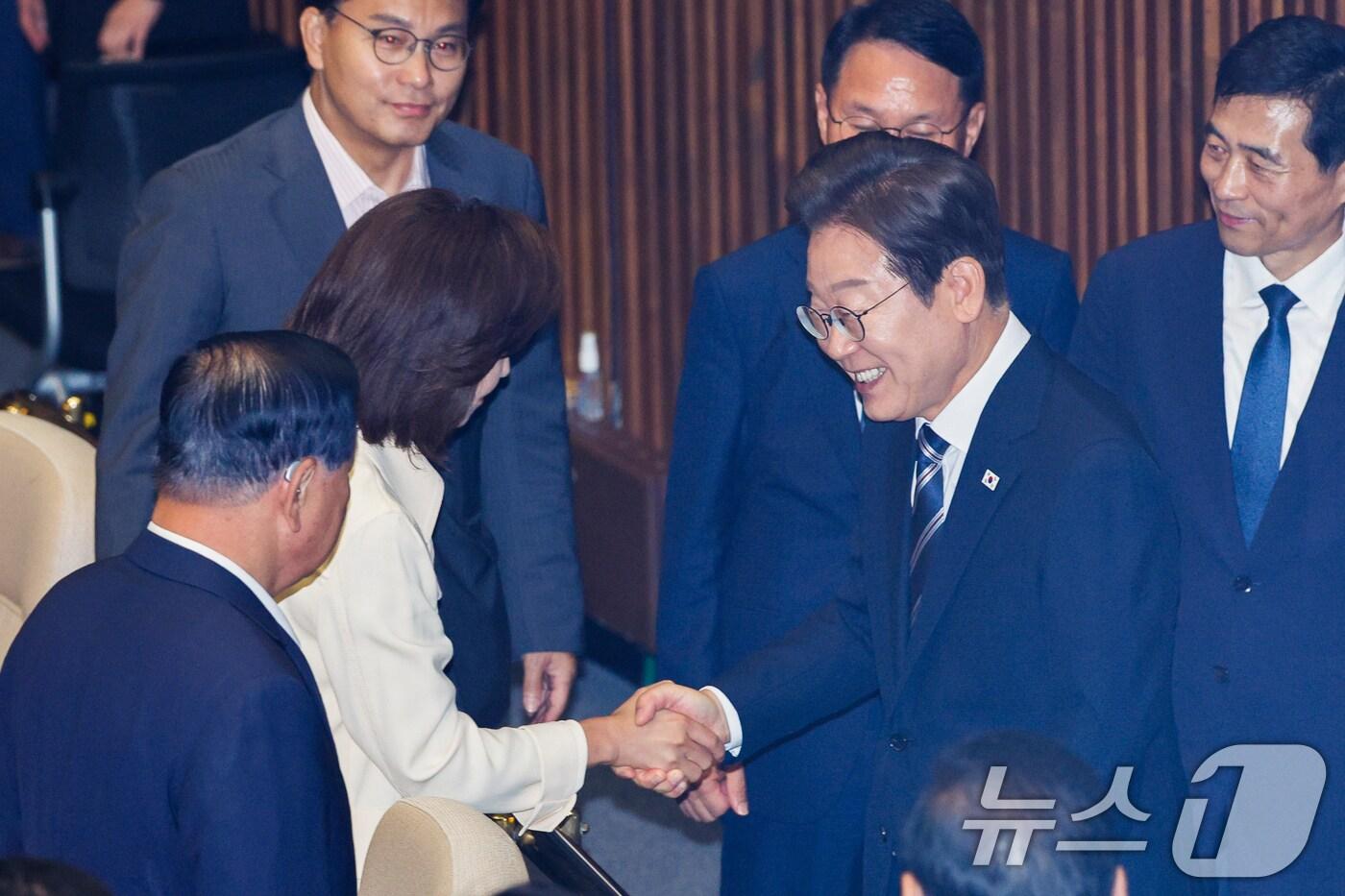 이재명 대통령이 지난 6월 26일 오전 서울 여의도 국회에서 열린 제426회국회&#40;임시회&#41; 제2차 본회의에서 2025년도 제2회 추가경정예산안에 대한 정부의 시정연설을 마친 뒤 국민의힘 의원석으로 가 나경원 의원과 악수하고 있다. 2025.6.26/뉴스1 ⓒ News1 안은나 기자