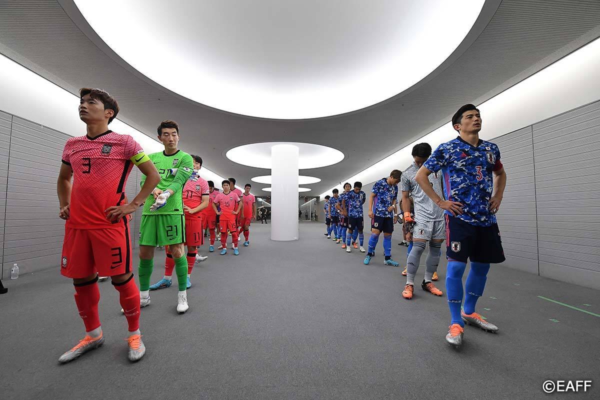 본문 이미지 - 2022년 동아시안컵 한일전을 준비 중인 양 팀 선수들(EAFF 제공)