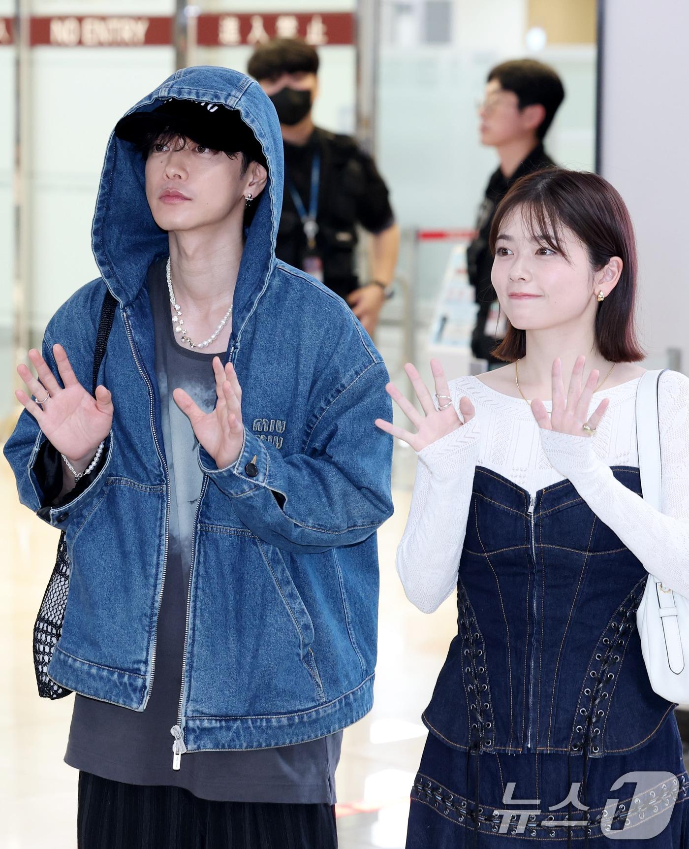 본문 이미지 - 일본 배우 코시바 후우카(오른쪽)와 사토 타케루가 영화 ‘내 남편과 결혼해줘’ 홍보를 위해 26일 오전 김포공항을 통해 입국해 인사를 하고 있다. 2025.6.26/뉴스1 ⓒ News1 권현진 기자