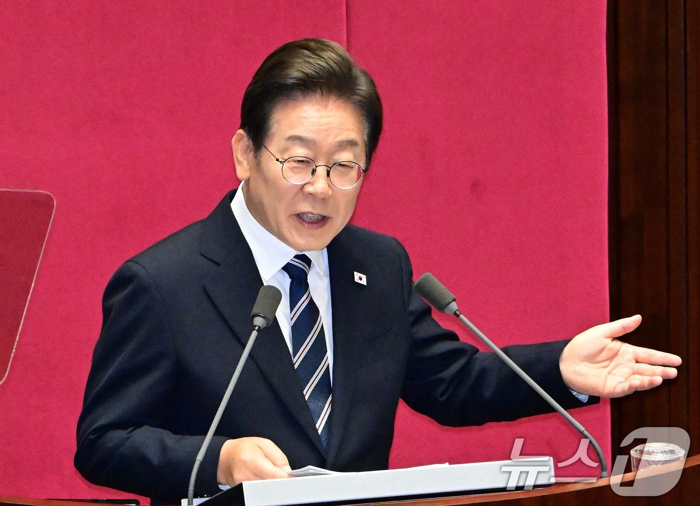 본문 이미지 - 이재명 대통령이 지난 26일 오전 서울 여의도 국회에서 열린 제426회 국회&#40;임시회&#41; 제2차 본회의에서 2025년도 제2회 추가경정예산안에 대한 정부의 시정연설을 하고 있다. 2025.6.26/뉴스1 ⓒ News1 국회사진기자단