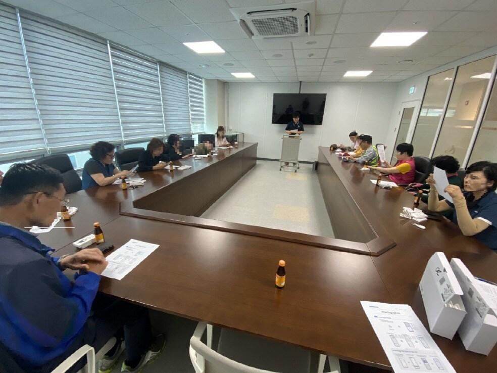 본문 이미지 -  서천군이 관내 발달장애인 보호자를 대상으로 스마트 태그 사용 교육을 진행하고 있다.(서천군 제공. 재판매 및 DB 금지)/뉴스1