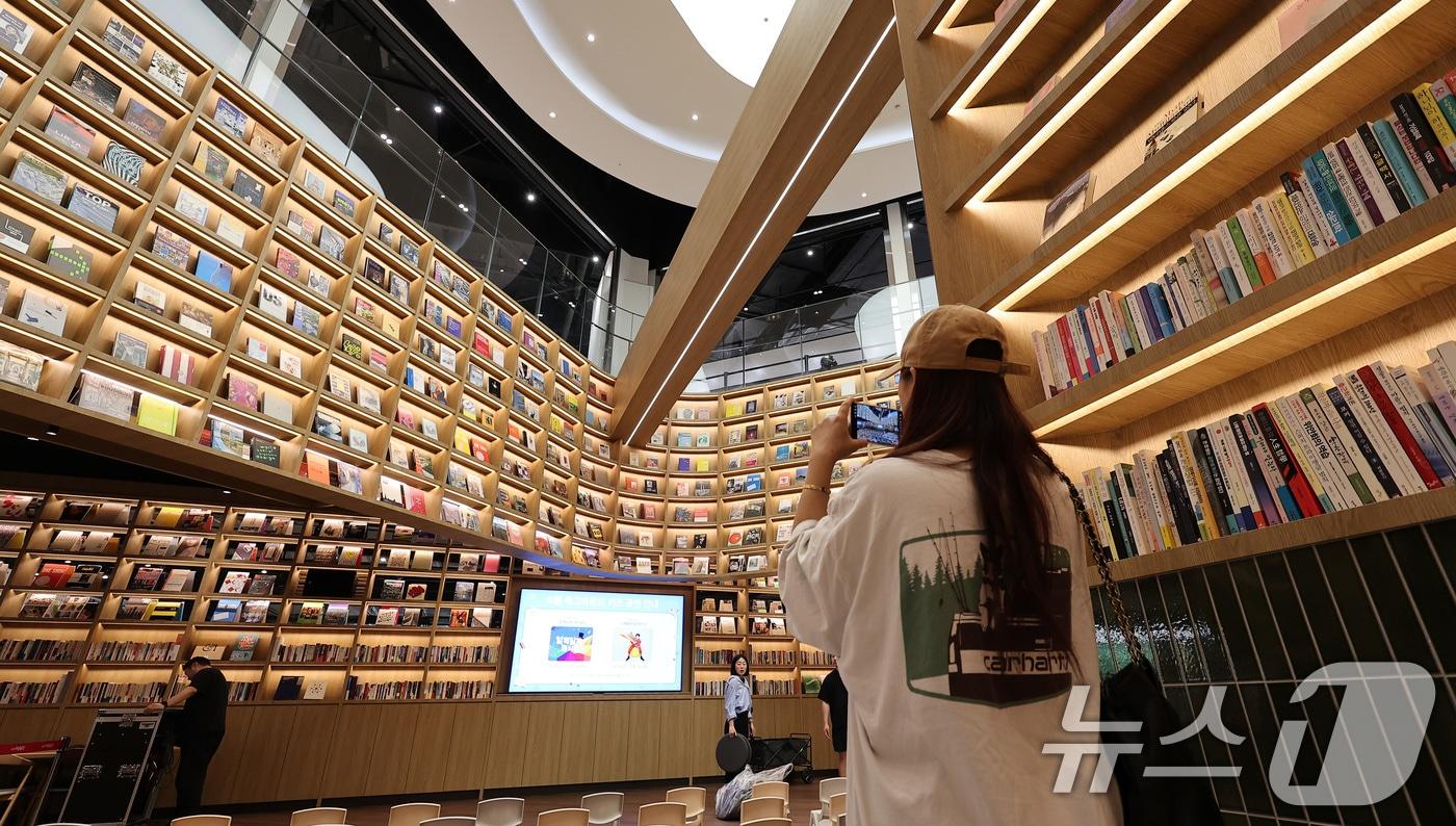 26일 경기도 고양시 일산서구 스타필드마켓 킨텍스점에서 시민들이 북 그라운드를 찾아 여가 시간을 보내고 있다. 2025.6.26/뉴스1 ⓒ News1 김성진 기자