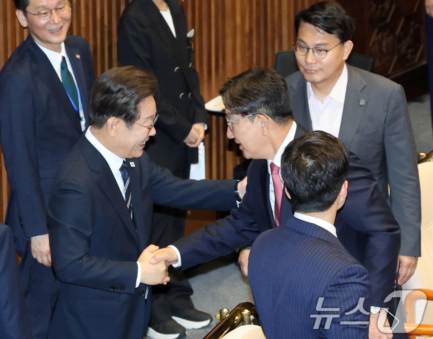 본문 이미지 - 이재명 대통령이 26일 서울 여의도 국회에서 열린 추가경정예산안 시정연설을 마친 뒤 권성동 국민의힘 의원과 인사를 나누고 있다. ⓒ News1 국회사진기자단