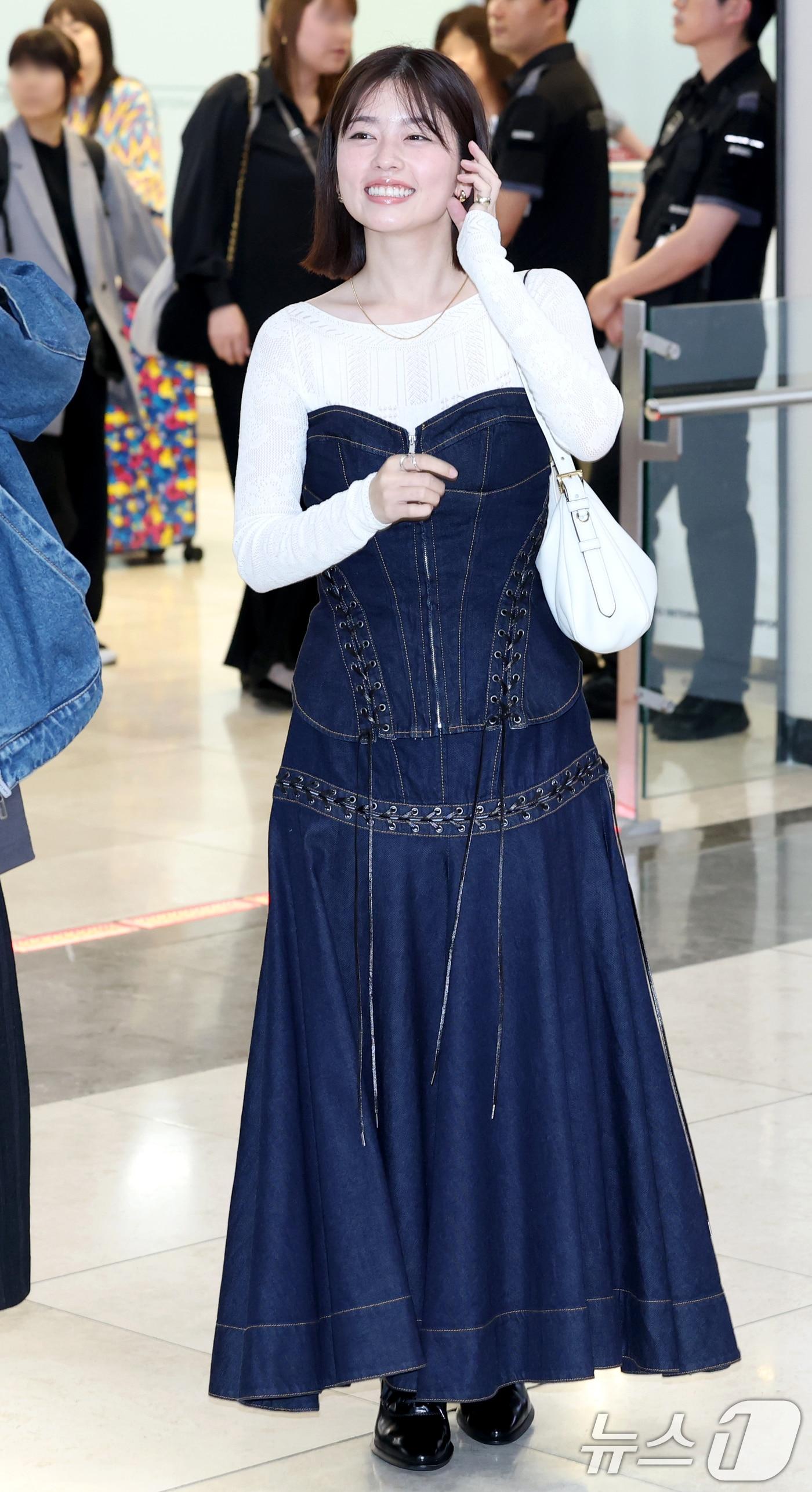 본문 이미지 - 일본 배우 코시바 후우카가 영화 ‘내 남편과 결혼해줘’ 홍보를 위해 26일 오전 김포공항을 통해 입국해 준비된 차량으로 이동하고 있다. 2025.6.26/뉴스1 ⓒ News1 권현진 기자