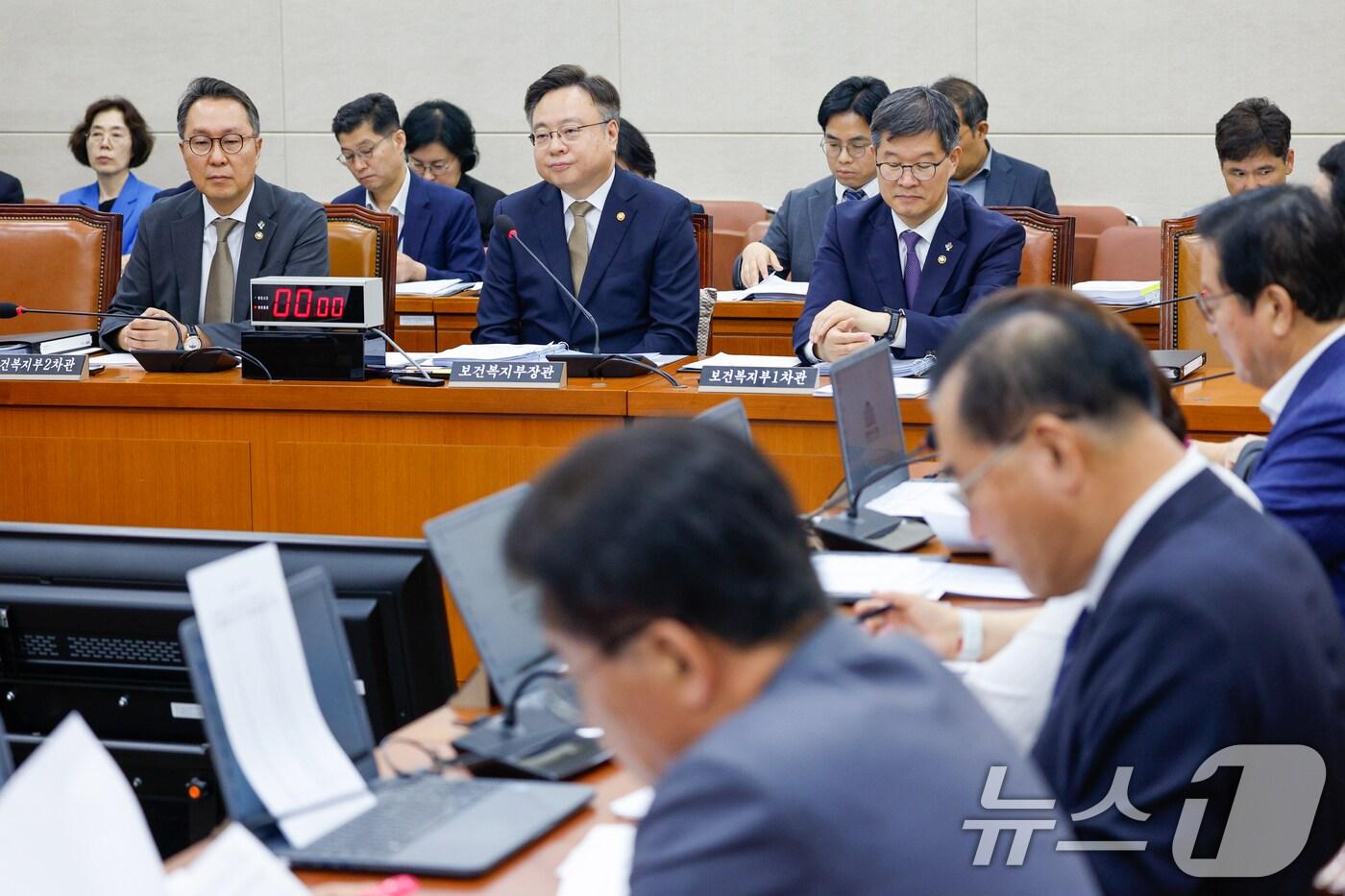 보건복지부 박민수 2차관&#40;왼쪽부터&#41;, 조규홍 장관, 이기일 1차관이 26일 오전 서울 여의도 국회에서 열린 제426회국회&#40;임시회&#41; 보건복지위원회 제1차 전체회의에 출석하고 있다. 2025.6.26/뉴스1 ⓒ News1 안은나 기자