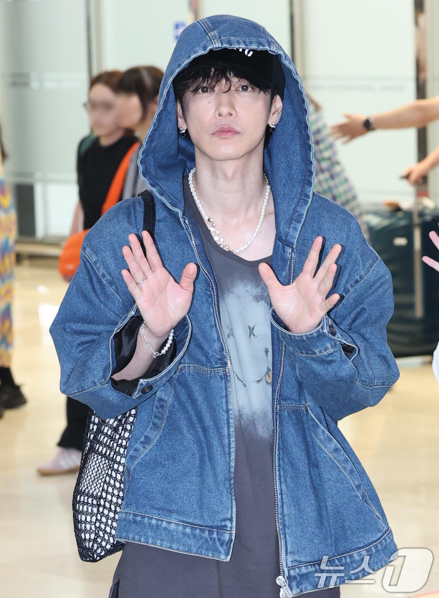 본문 이미지 - 일본 배우 사토 타케루가 영화 ‘내 남편과 결혼해줘’ 홍보를 위해 26일 오전 김포공항을 통해 입국해 인사를 하고 있다. 2025.6.26/뉴스1 ⓒ News1 권현진 기자